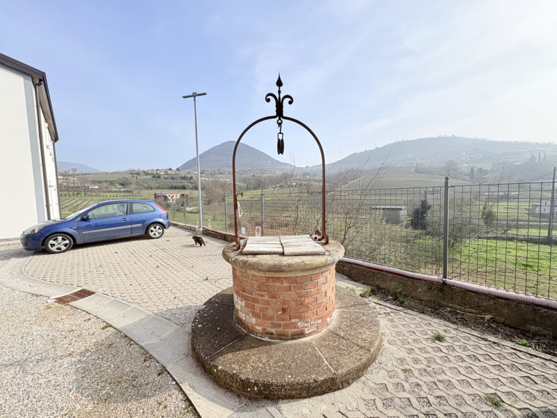 Scopri questo incantevole appartamento quadrilocale situato nel cuore di Cinto Euganeo, ristruttu...