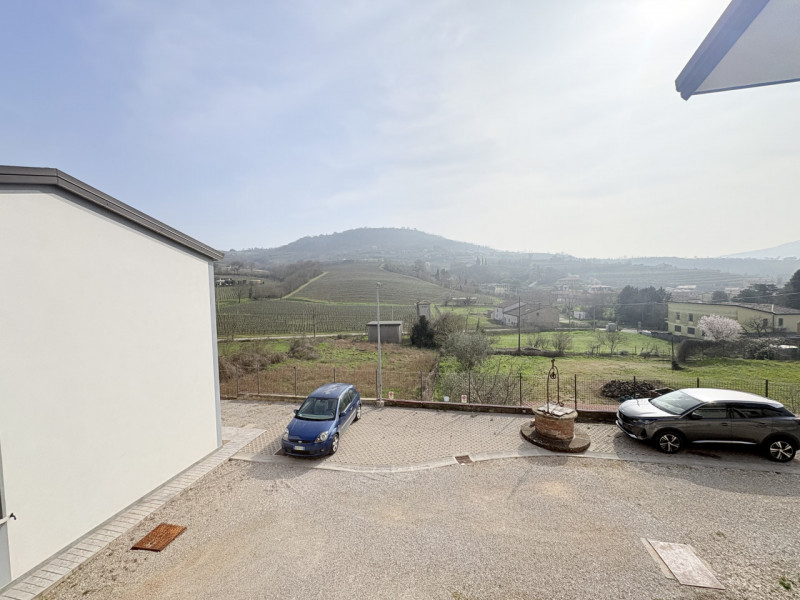 Scopri questo incantevole appartamento quadrilocale situato nel cuore di Cinto Euganeo, ristruttu...