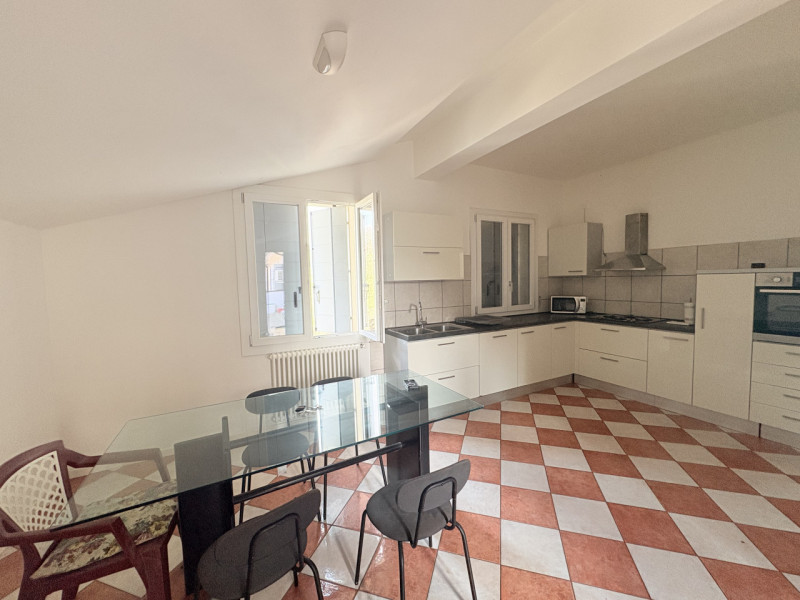 Scopri questo incantevole appartamento quadrilocale situato nel cuore di Cinto Euganeo, ristruttu...