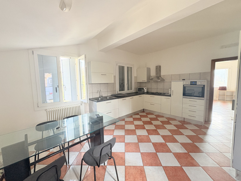 Scopri questo incantevole appartamento quadrilocale situato nel cuore di Cinto Euganeo, ristruttu...