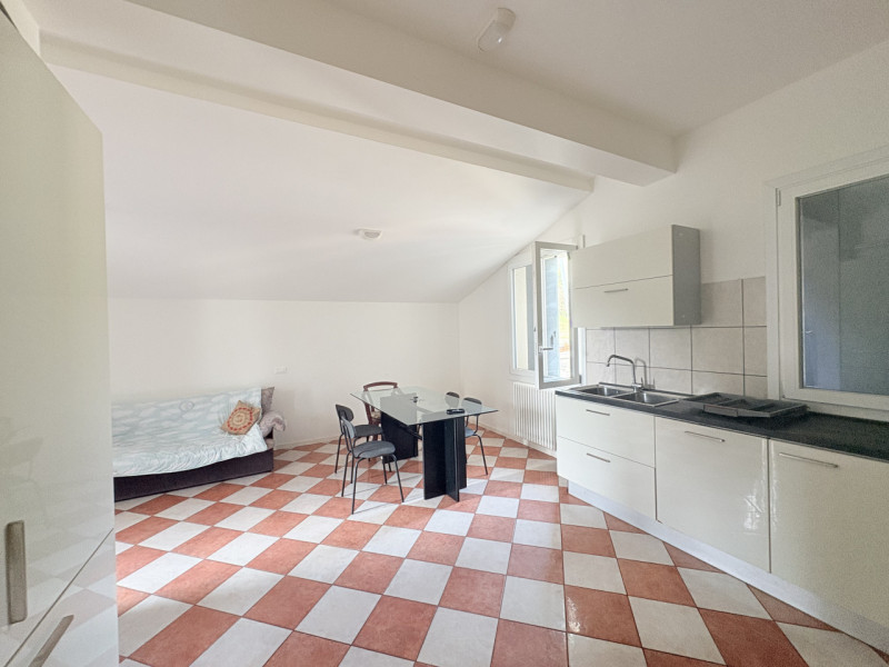 Scopri questo incantevole appartamento quadrilocale situato nel cuore di Cinto Euganeo, ristruttu...