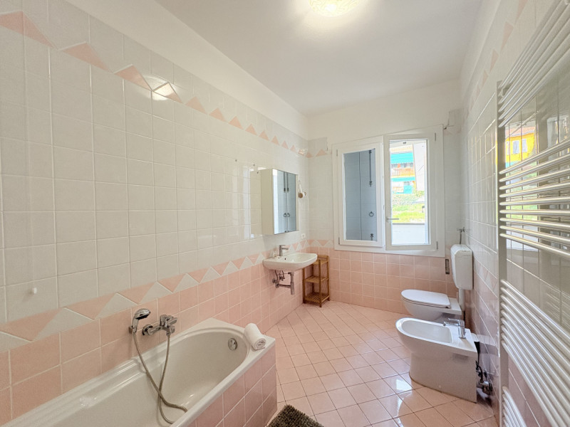 Scopri questo incantevole appartamento quadrilocale situato nel cuore di Cinto Euganeo, ristruttu...