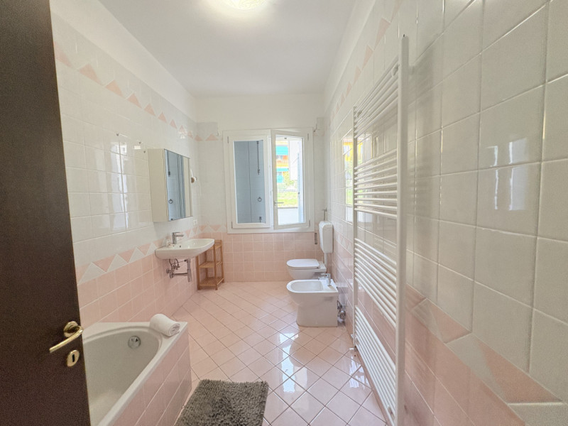 Scopri questo incantevole appartamento quadrilocale situato nel cuore di Cinto Euganeo, ristruttu...