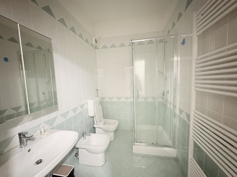 Scopri questo incantevole appartamento quadrilocale situato nel cuore di Cinto Euganeo, ristruttu...