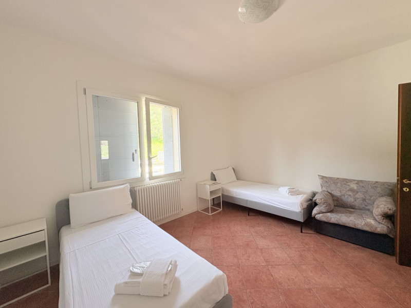 Scopri questo incantevole appartamento quadrilocale situato nel cuore di Cinto Euganeo, ristruttu...