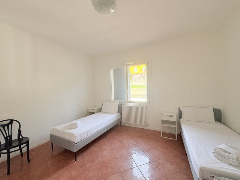 Scopri questo incantevole appartamento quadrilocale situato nel cuore di Cinto Euganeo, ristruttu...