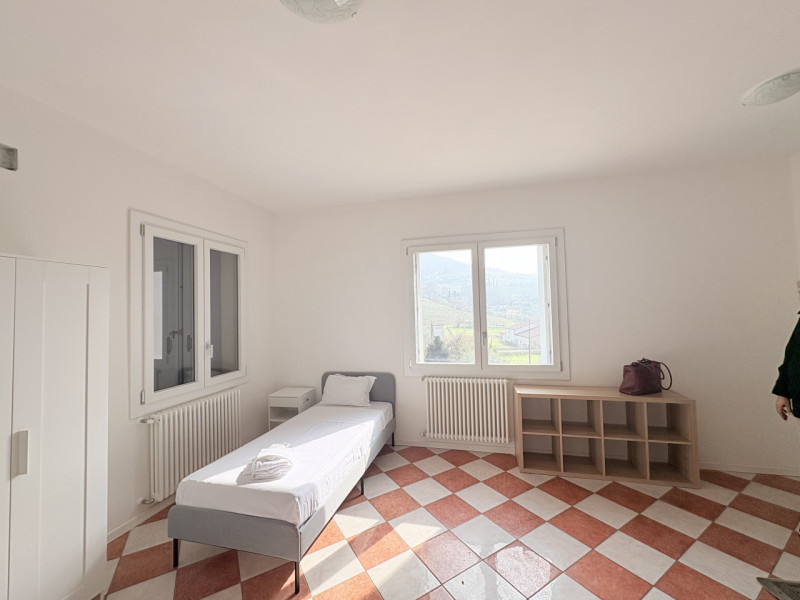 Scopri questo incantevole appartamento quadrilocale situato nel cuore di Cinto Euganeo, ristruttu...