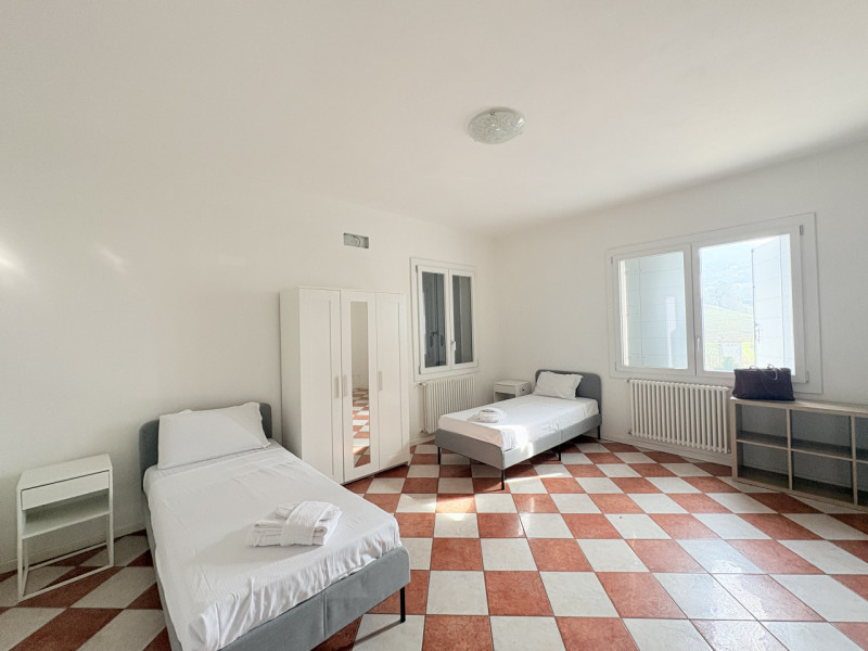 Scopri questo incantevole appartamento quadrilocale situato nel cuore di Cinto Euganeo, ristruttu...