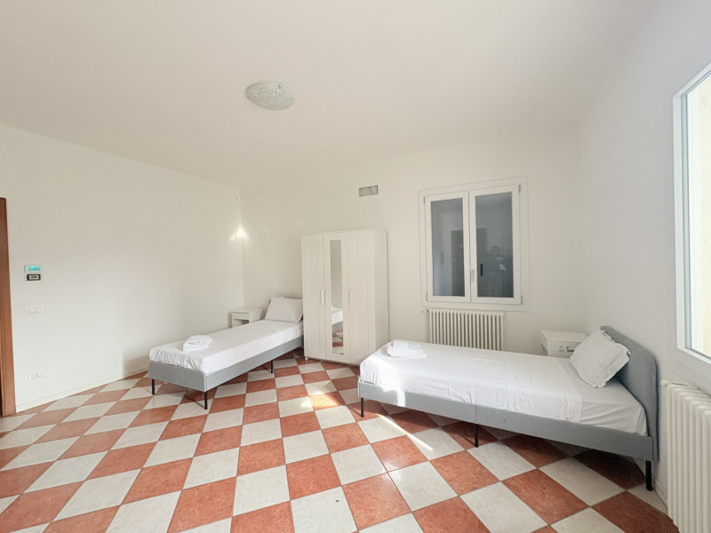 Scopri questo incantevole appartamento quadrilocale situato nel cuore di Cinto Euganeo, ristruttu...