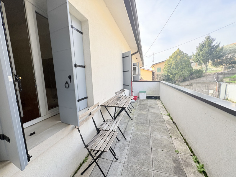 Scopri questo incantevole appartamento quadrilocale situato nel cuore di Cinto Euganeo, ristruttu...