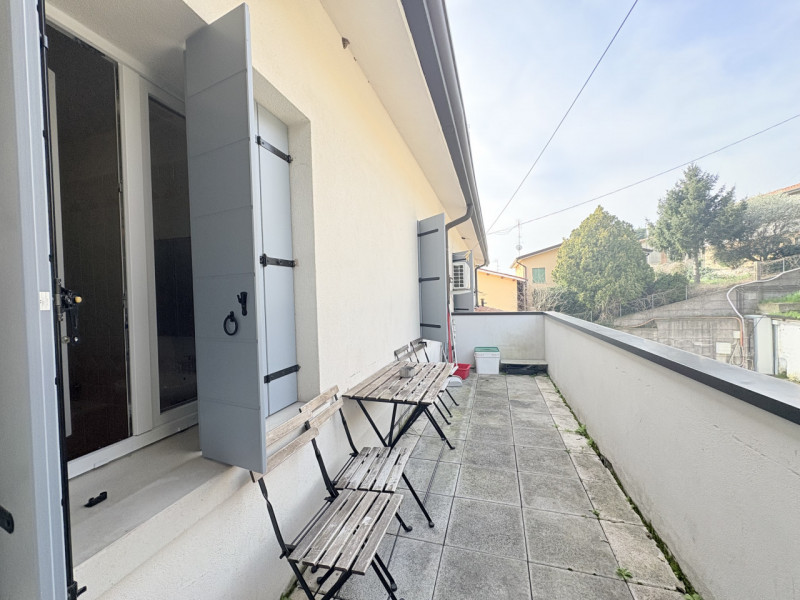 Scopri questo incantevole appartamento quadrilocale situato nel cuore di Cinto Euganeo, ristruttu...