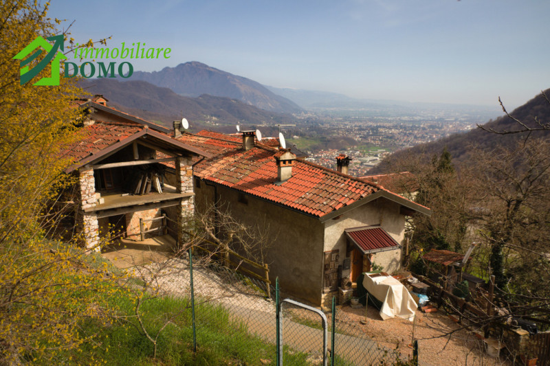 LIMITROFI SCHIO: A soli 12 minuti dal centro di Schio, immerso tra le dolci colline e i boschi ri...