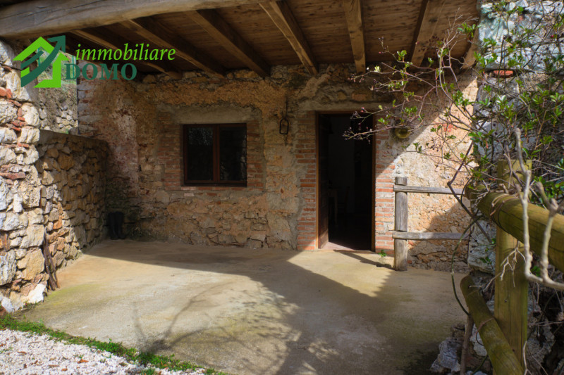 LIMITROFI SCHIO: A soli 12 minuti dal centro di Schio, immerso tra le dolci colline e i boschi ri...