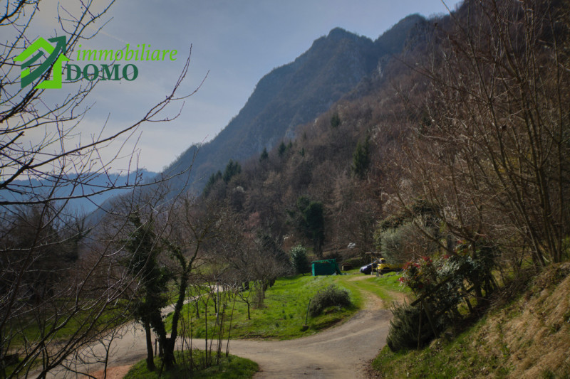 LIMITROFI SCHIO: A soli 12 minuti dal centro di Schio, immerso tra le dolci colline e i boschi ri...