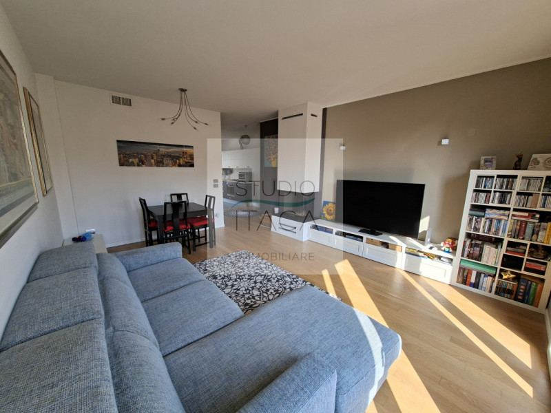 Studio Itaca Immobiliare propone in vendita un appartamento situato nel quartiere Sacra Famiglia,...