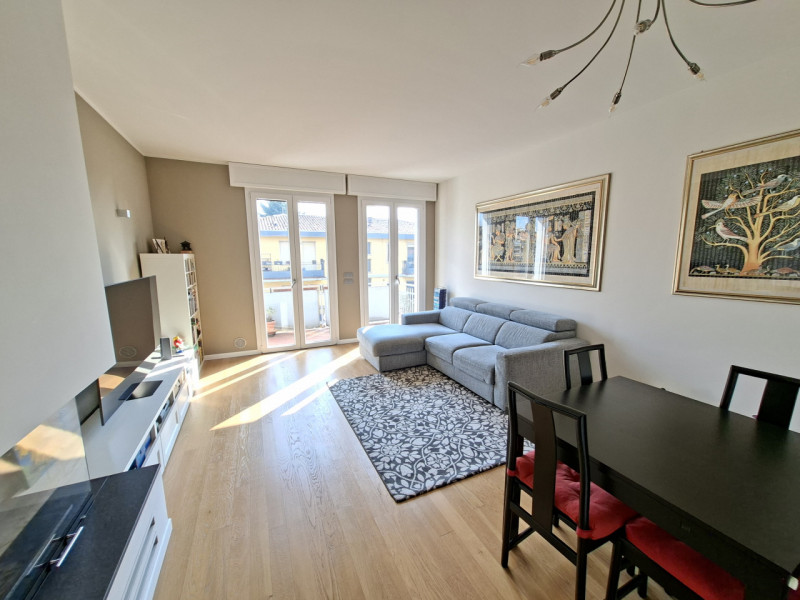 Studio Itaca Immobiliare propone in vendita un appartamento situato nel quartiere Sacra Famiglia,...