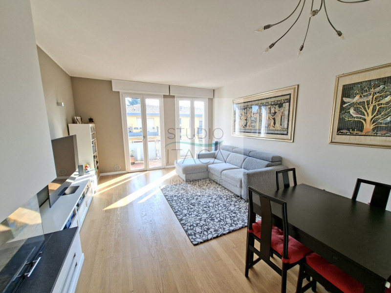 Studio Itaca Immobiliare propone in vendita un appartamento situato nel quartiere Sacra Famiglia,...