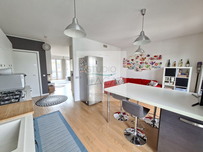 Studio Itaca Immobiliare propone in vendita un appartamento situato nel quartiere Sacra Famiglia,...