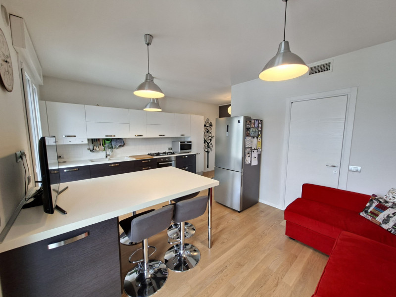 Studio Itaca Immobiliare propone in vendita un appartamento situato nel quartiere Sacra Famiglia,...