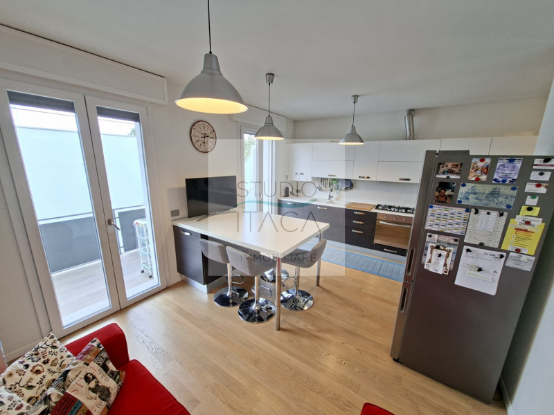 Studio Itaca Immobiliare propone in vendita un appartamento situato nel quartiere Sacra Famiglia,...