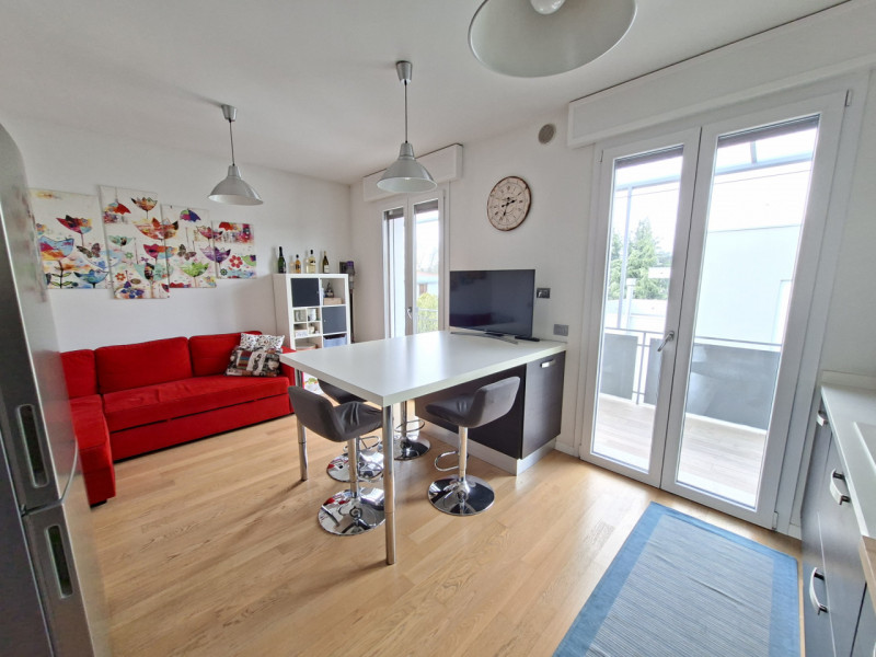 Studio Itaca Immobiliare propone in vendita un appartamento situato nel quartiere Sacra Famiglia,...