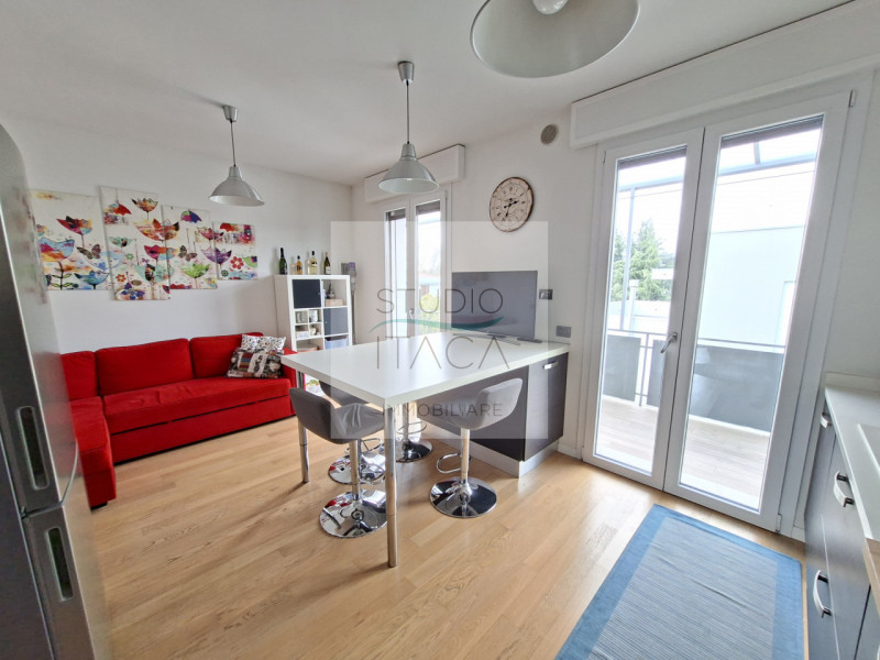 Studio Itaca Immobiliare propone in vendita un appartamento situato nel quartiere Sacra Famiglia,...