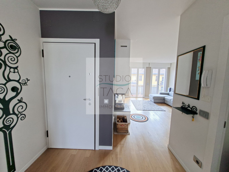 Studio Itaca Immobiliare propone in vendita un appartamento situato nel quartiere Sacra Famiglia,...