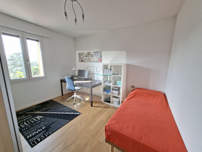 Studio Itaca Immobiliare propone in vendita un appartamento situato nel quartiere Sacra Famiglia,...