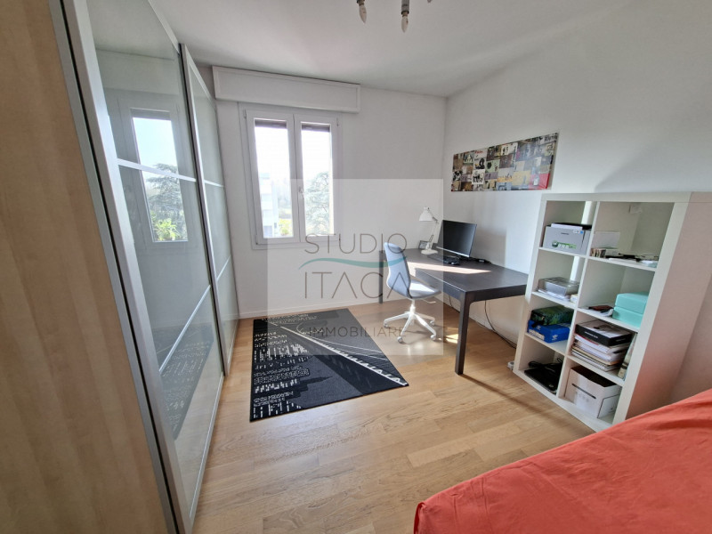 Studio Itaca Immobiliare propone in vendita un appartamento situato nel quartiere Sacra Famiglia,...