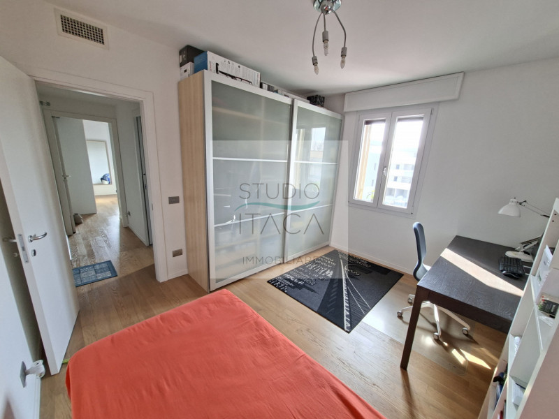 Studio Itaca Immobiliare propone in vendita un appartamento situato nel quartiere Sacra Famiglia,...
