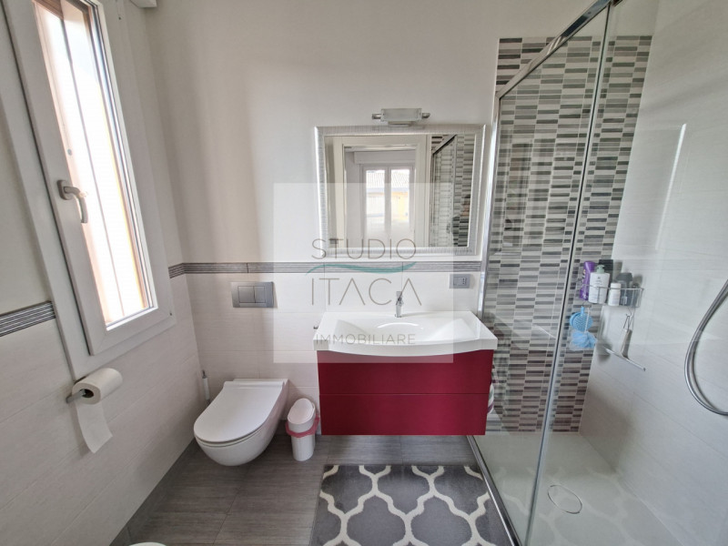 Studio Itaca Immobiliare propone in vendita un appartamento situato nel quartiere Sacra Famiglia,...