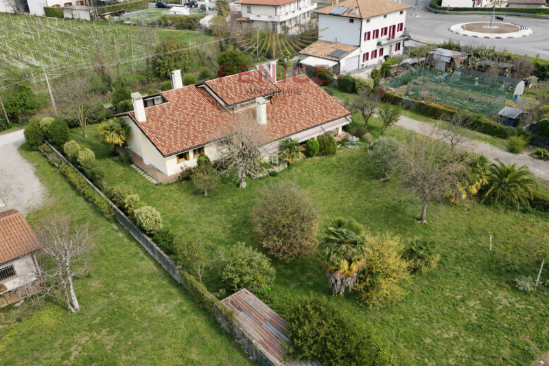 Nel cuore della tranquilla frazione di Guarda, a pochi minuti dal centro di Montebelluna, si prop...