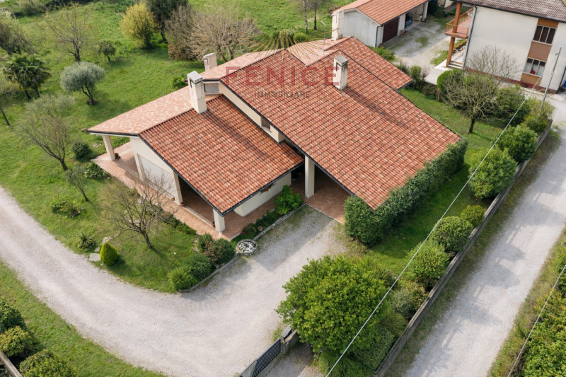 Nel cuore della tranquilla frazione di Guarda, a pochi minuti dal centro di Montebelluna, si prop...