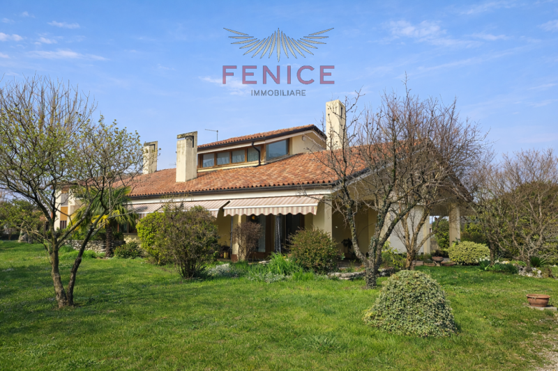 Nel cuore della tranquilla frazione di Guarda, a pochi minuti dal centro di Montebelluna, si prop...