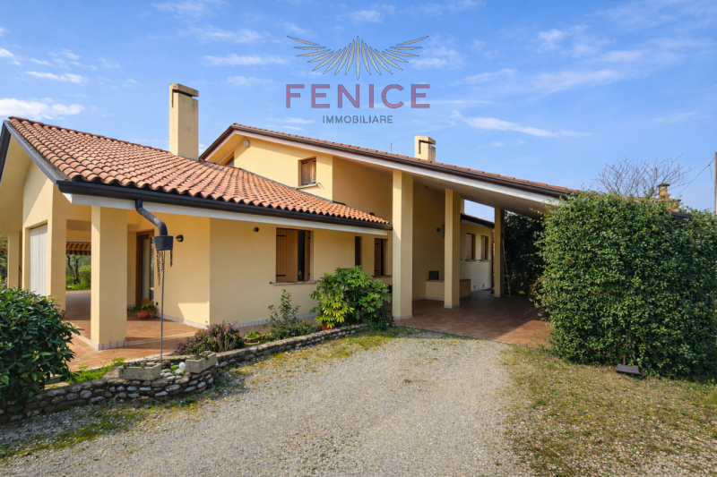 Nel cuore della tranquilla frazione di Guarda, a pochi minuti dal centro di Montebelluna, si prop...