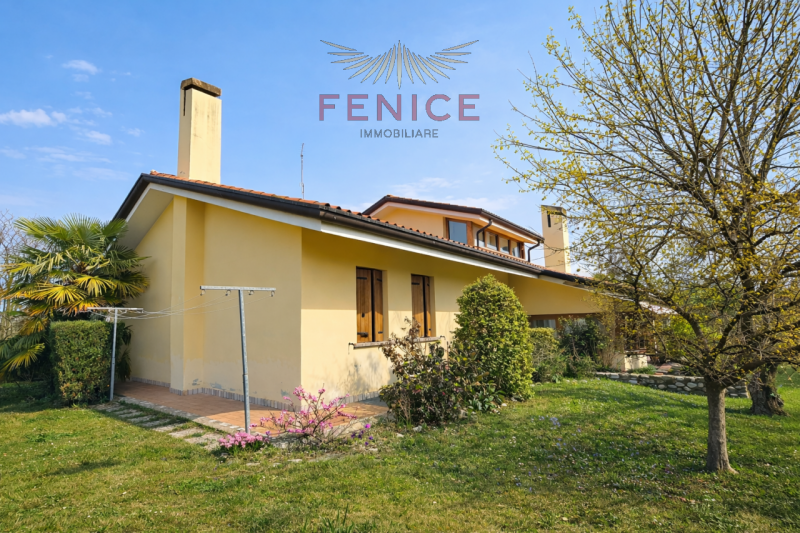 Nel cuore della tranquilla frazione di Guarda, a pochi minuti dal centro di Montebelluna, si prop...