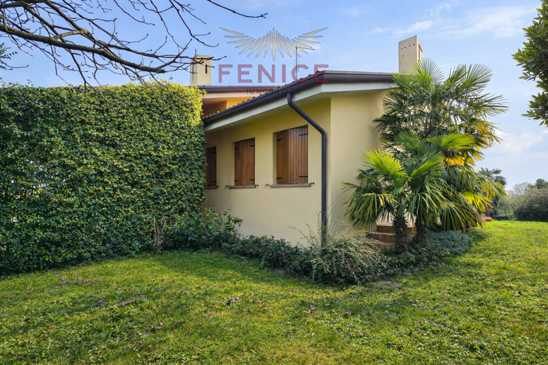 Nel cuore della tranquilla frazione di Guarda, a pochi minuti dal centro di Montebelluna, si prop...