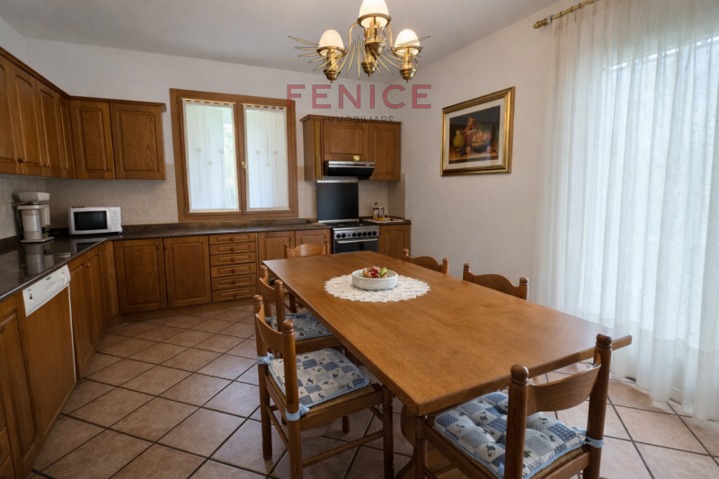 Nel cuore della tranquilla frazione di Guarda, a pochi minuti dal centro di Montebelluna, si prop...