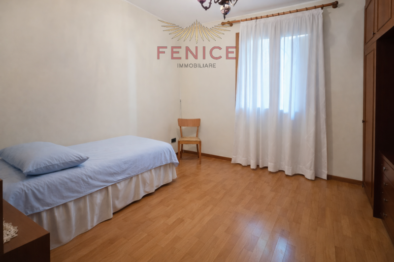 Nel cuore della tranquilla frazione di Guarda, a pochi minuti dal centro di Montebelluna, si prop...