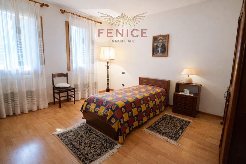 Nel cuore della tranquilla frazione di Guarda, a pochi minuti dal centro di Montebelluna, si prop...