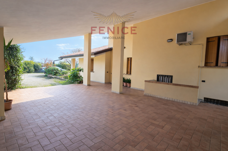 Nel cuore della tranquilla frazione di Guarda, a pochi minuti dal centro di Montebelluna, si prop...