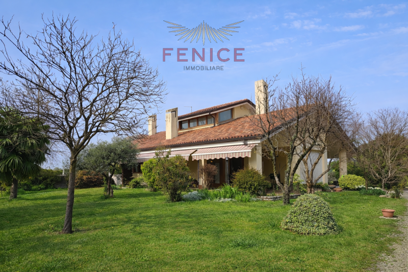 Nel cuore della tranquilla frazione di Guarda, a pochi minuti dal centro di Montebelluna, si prop...