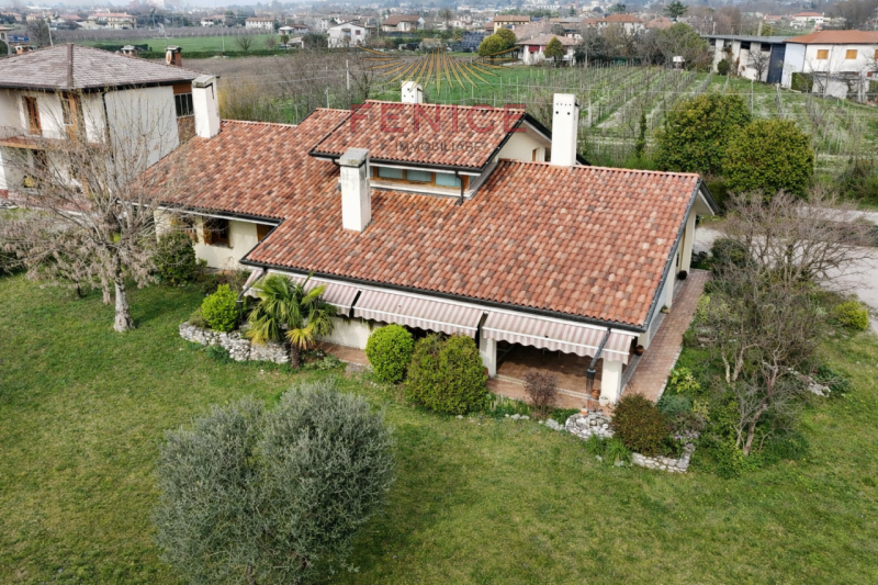 Nel cuore della tranquilla frazione di Guarda, a pochi minuti dal centro di Montebelluna, si prop...