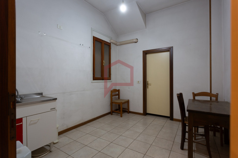 Mogliano Veneto: via Tiepolo, in posizione comoda alle principali arterie stradali, proponiamo in...