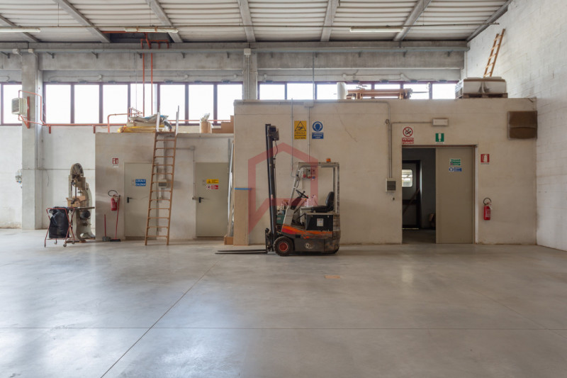 Mogliano Veneto: via Tiepolo, in posizione comoda alle principali arterie stradali, proponiamo in...