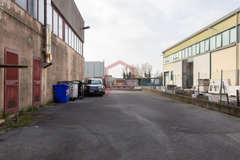 Mogliano Veneto: via Tiepolo, in posizione comoda alle principali arterie stradali, proponiamo in...