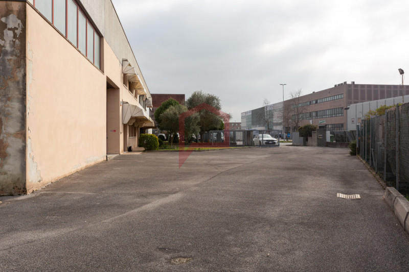 Mogliano Veneto: via Tiepolo, in posizione comoda alle principali arterie stradali, proponiamo in...