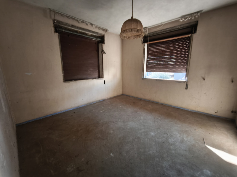 Nel pieno centro di Mestrino, in posizione comoda a tutti i servizi, proponiamo casa singola terr...