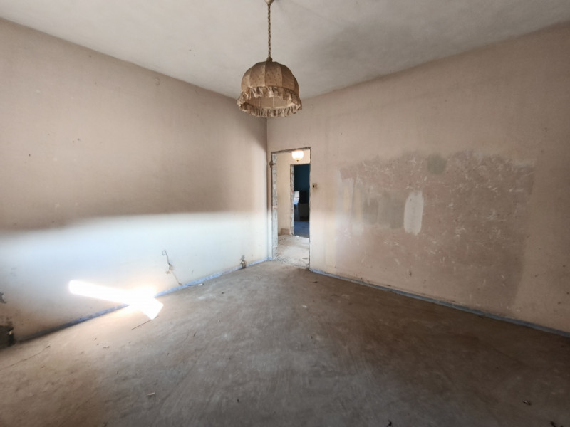 Nel pieno centro di Mestrino, in posizione comoda a tutti i servizi, proponiamo casa singola terr...