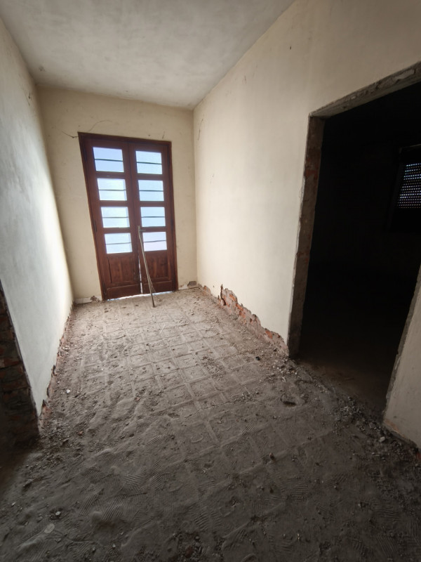 Nel pieno centro di Mestrino, in posizione comoda a tutti i servizi, proponiamo casa singola terr...